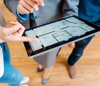 Assistenza e registrazione contratto di locazione presso le sedi competenti .